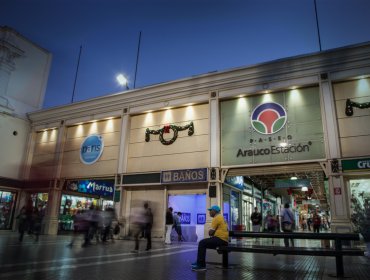 Mujer apuñala a Carabinero en pleno patio comidas de Mall Arauco Estación