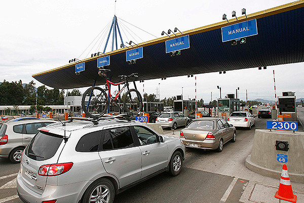 Más de 150 mil vehículos ya han abandonado Santiago por fin de semana largo