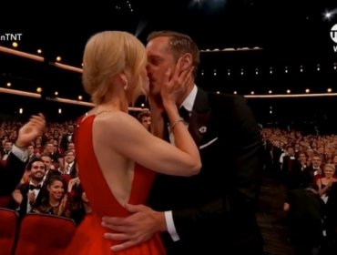 El polémico beso en la boca de Nicole Kidman a Alexander Skarsgård en los Emmy 2017