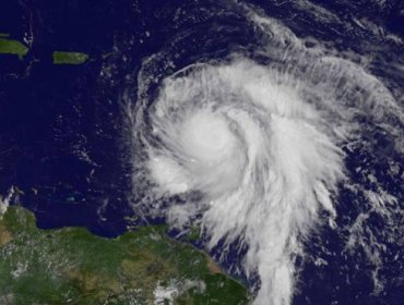 Huracán María azota Dominica y avanza hacia Puerto Rico e Islas Vírgenes de EEUU