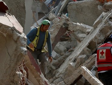 Se derrumba un colegio y hay niños atrapados tras el terremoto en México