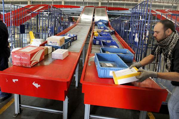 Increíble hallazgo en Correos de Chile: Encuentran cocaína en tapas de libros por correspondencia