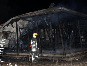 Nuevo atentado en La Araucanía: Incendian tres iglesias y dejan panfletos por causa mapuche