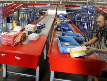 Increíble hallazgo en Correos de Chile: Encuentran cocaína en tapas de libros por correspondencia