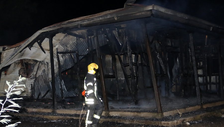 Nuevo atentado en La Araucanía: Incendian tres iglesias y dejan panfletos por causa mapuche