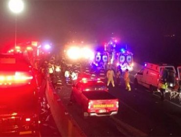 Dos muertos y al menos 20 heridos tras volcamiento de bus lleno de turistas en La Serena