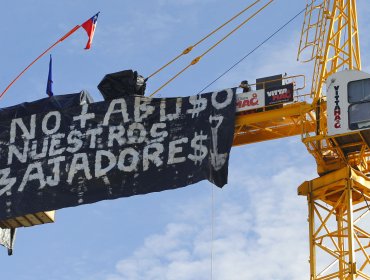 Obreros mantienen huelga de hambre sobre tres grúas pluma en Concepción