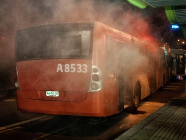 Bus del Transantiago resultó parcialmente quemado en protesta por huelguistas