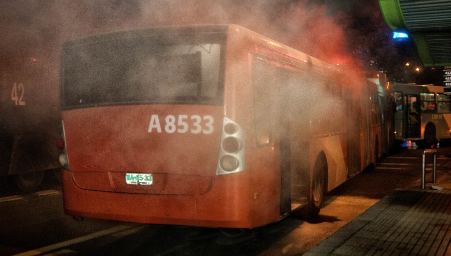 Bus del Transantiago resultó parcialmente quemado en protesta por huelguistas