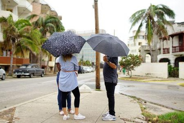 Embajada de EEUU reduce personal en Cuba, advierte a ciudadanos que no visiten la isla