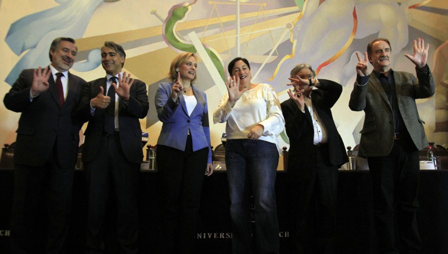Sin la presencia de Piñera se realiza debate presidencial en la Universidad de Chile