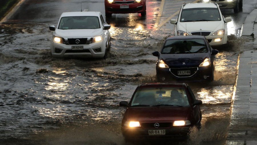 Pasos bajo nivel inundados y cortes de luz por intensa lluvia en Santiago