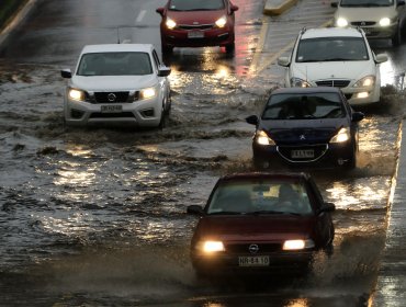 Pasos bajo nivel inundados y cortes de luz por intensa lluvia en Santiago