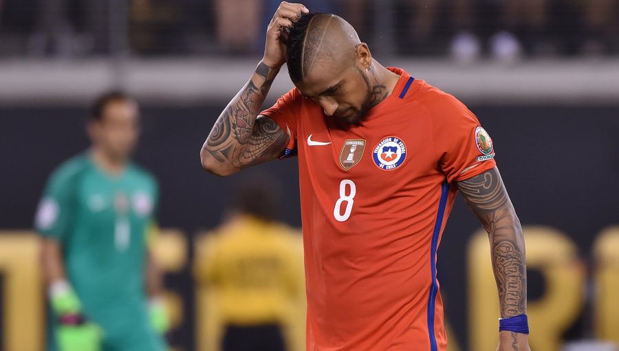 Arturo Vidal quedó suspendido para jugar el partido ante Brasil