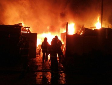 Dos adultos mayores perecieron en incendio que destruyó 8 casas en Rancagua