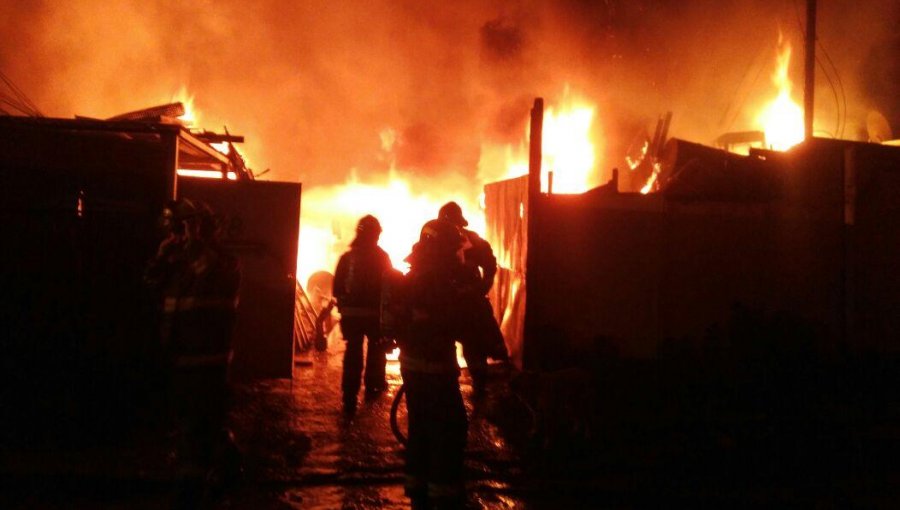 Dos adultos mayores perecieron en incendio que destruyó 8 casas en Rancagua