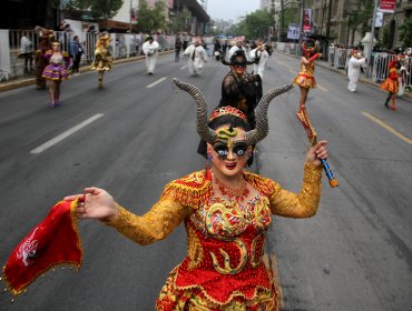 Estudiantes de la U. de Chile revivieron la Fiesta de la Primavera en la Alameda