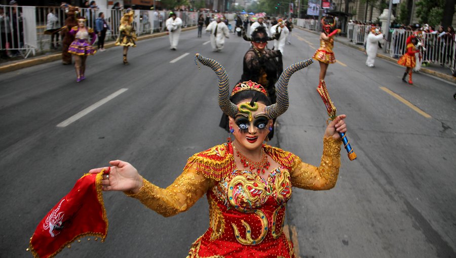 Estudiantes de la U. de Chile revivieron la Fiesta de la Primavera en la Alameda