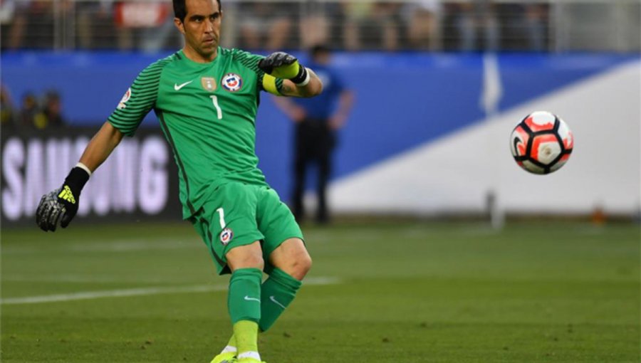 Claudio Bravo: “Queremos ver a Chile hacer historia y nos aferramos a eso”