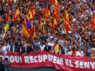 Decenas de miles de personas claman en Barcelona contra la independencia de Cataluña