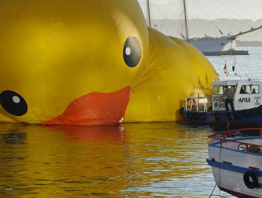 Pato de hule es retirado definitivamente de Valparaíso debido a fuertes vientos