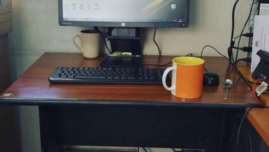 Kel Calderón se despide de su práctica profesional mostrando su escritorio y compañeras