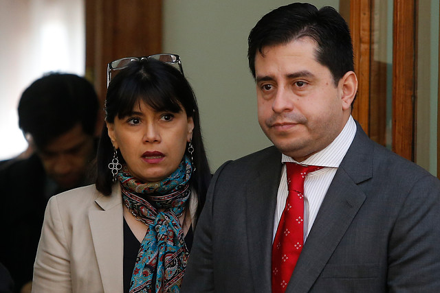 Ex Ministra Javiera Blanco y Senador Pedro Araya sufren portonazo en Providencia