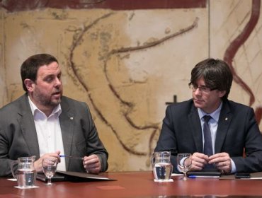 Líder catalán proclama la independencia, pero la suspende y pide diálogo