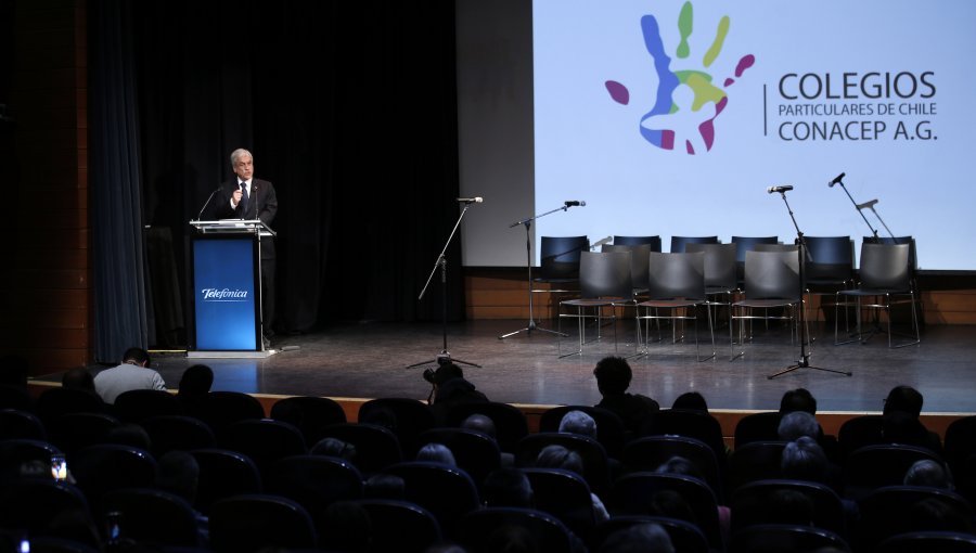 Sebastián Piñera critica congelamiento de aportes a colegios subvencionados