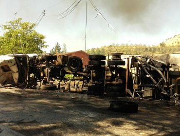 Calera de Tango: Camión con combustible vuelca, se incendia y deja un muerto