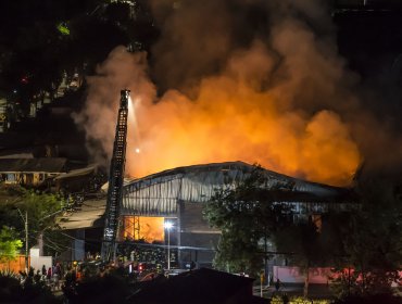 Gran incendio consume fábrica de plásticos en la comuna de Macul