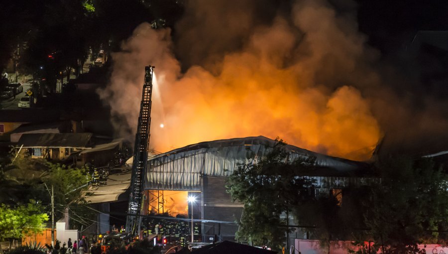 Gran incendio consume fábrica de plásticos en la comuna de Macul