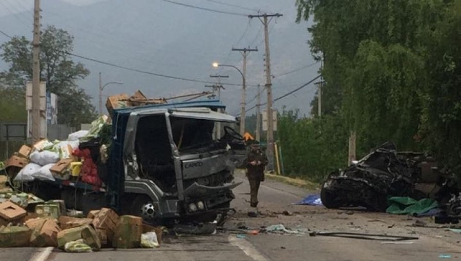 Calle Larga: Cuatro muertos y un herido grave tras violento impacto entre camión y auto