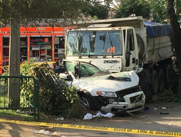 Camión sin frenos arrasó con al menos cinco autos en Las Condes: Dos heridos graves