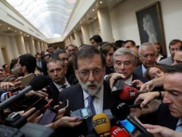 Rajoy destituye al gobierno catalán y convoca elecciones tras declaración de independencia