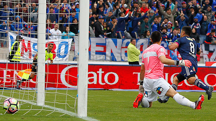 La U se quedó con el clásico ante la UC: Cruzados arrinconaron a los azules pero no les alcanzó