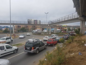 Camión vuelca en acceso a Viña del Mar por rotonda Santa Julia