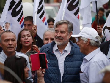 Alejandro Guillier propone nueva constitución con plebiscitos e iniciativas populares