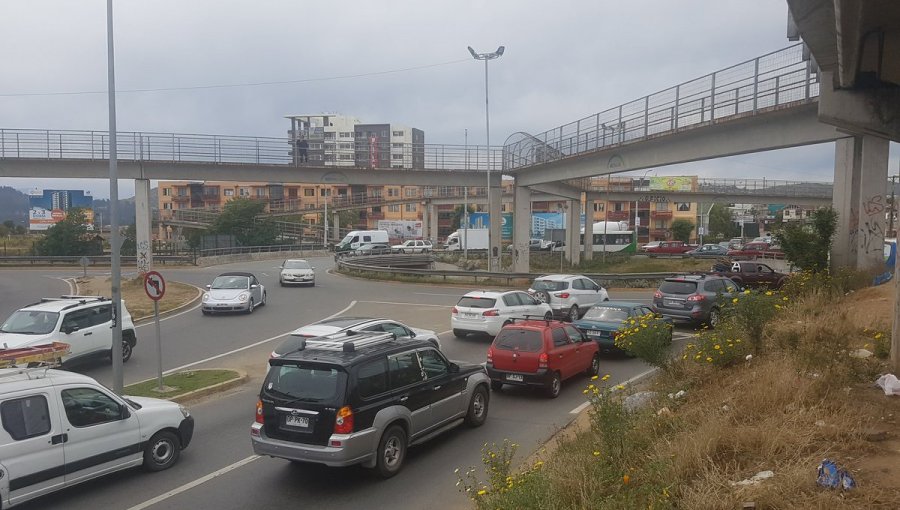 Camión vuelca en acceso a Viña del Mar por rotonda Santa Julia