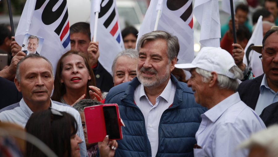 Alejandro Guillier propone nueva constitución con plebiscitos e iniciativas populares