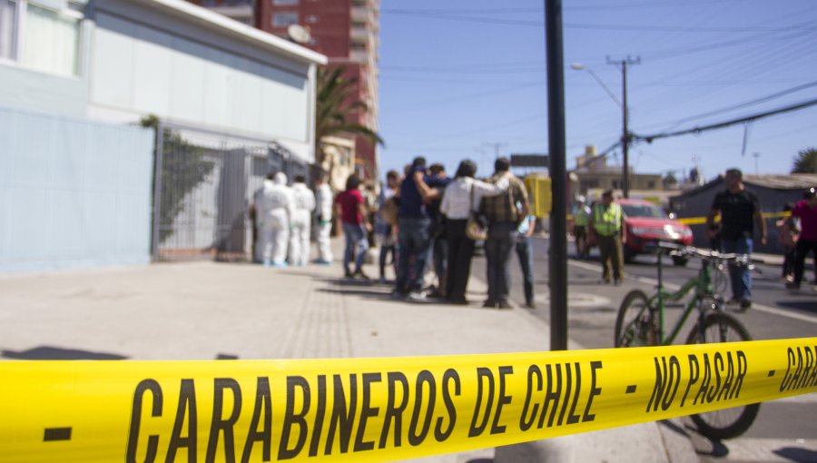 Venezolano en pleno centro de Santiago apuñala más de una decena de veces a su pareja