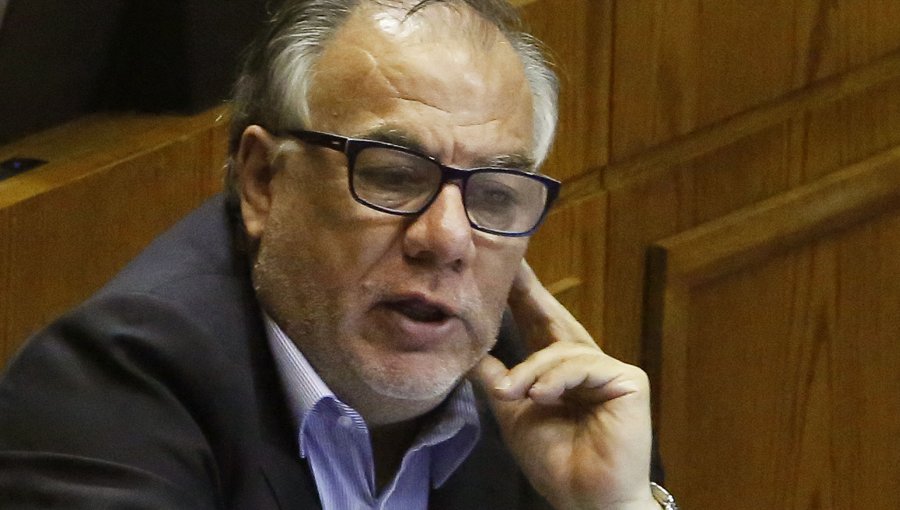 Andrade impulsa moción para terminar con despidos por “salud incompatible”