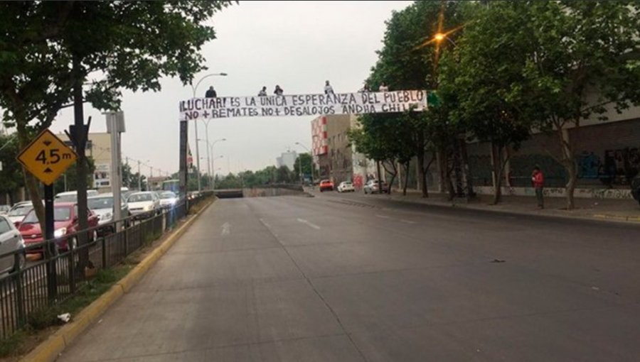 Nueve detenidos deja protesta de Andha Chile en céntrica esquina de Santiago