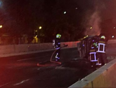 Dos heridos graves por quemaduras al volcar en vehículo en Autopista Central