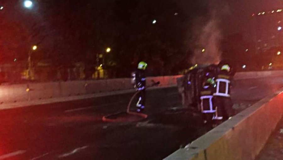 Dos heridos graves por quemaduras al volcar en vehículo en Autopista Central