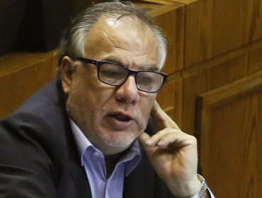 Andrade impulsa moción para terminar con despidos por “salud incompatible”