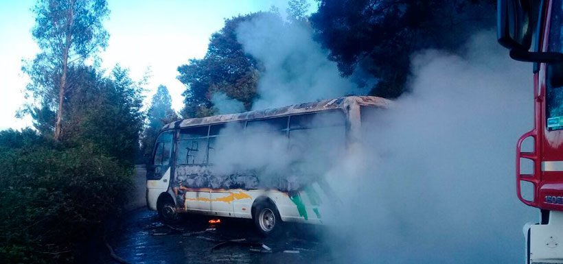 Nuevo ataque en La Araucanía: Encapuchados roban bus de pasajeros y lo incendian