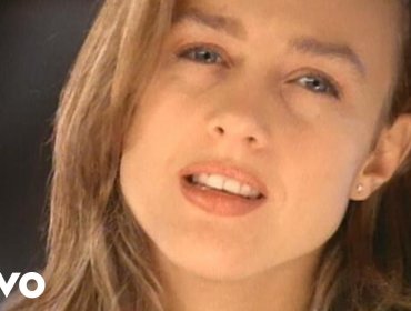 Cantante mexicana Fey enciende las redes con este topless a sus 44 años