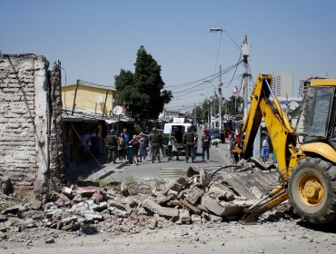 Comenzó demolición del polémico muro divisorio en la población La Legua