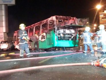 Encapuchados queman bus del Transantiago y auto en plena Alameda